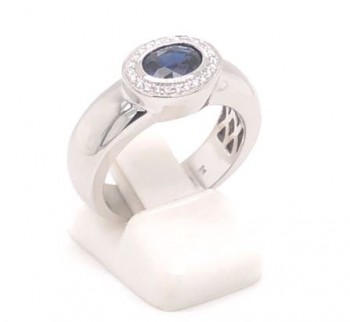 Ring 18kt wit goud met blauwe saffier en briljant 400783 -50-70975-1575f