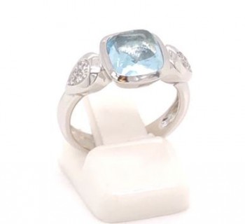 Ring 18kt wit goud met blauwe topaas 390465